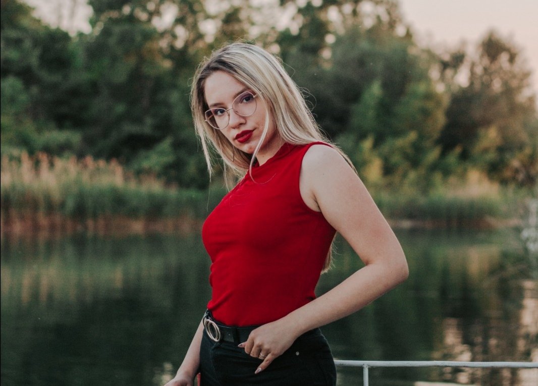 Andreea Stoica, tânăra arădeancă de 17 ani care a scris o carte despre adolescenţă