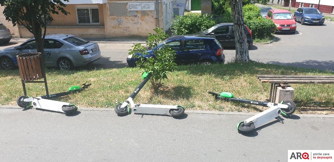 Fotografia zilei: Un nou mod de a parca trotinetele sau reacţie a arădenilor supăraţi pe cei care le folosesc fără a respecta nicio regulă?