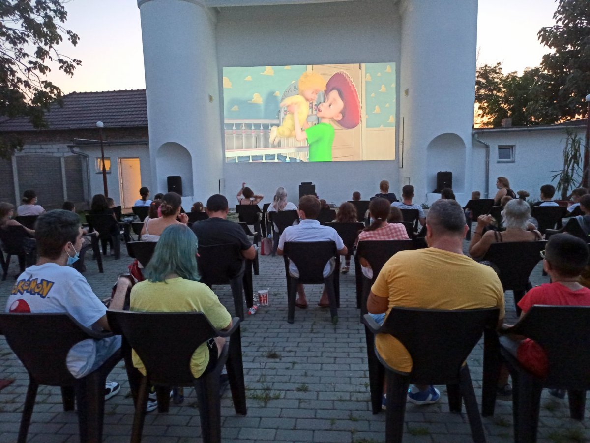 În grădina de vară a cinematografului din Grădiște se reiau proiecțiile de filme pentru copii