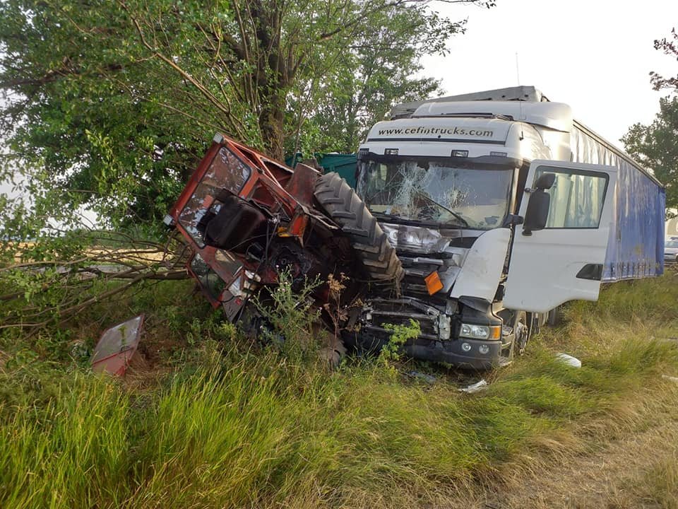 Accident cu autocamion și tractor pe DN7, la Nădlac (FOTO)