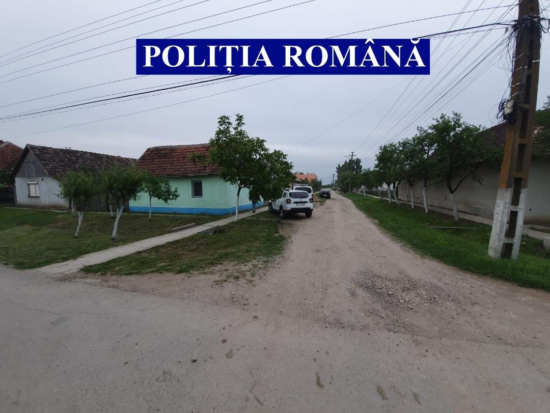 Doi arădeni din Olari s-au trezit cu mascații la ușă, în această dimineață (FOTO)