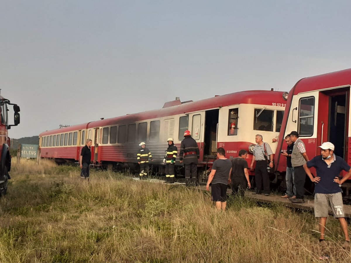 Trenul Regio Brad - Arad a luat foc la Seleuș