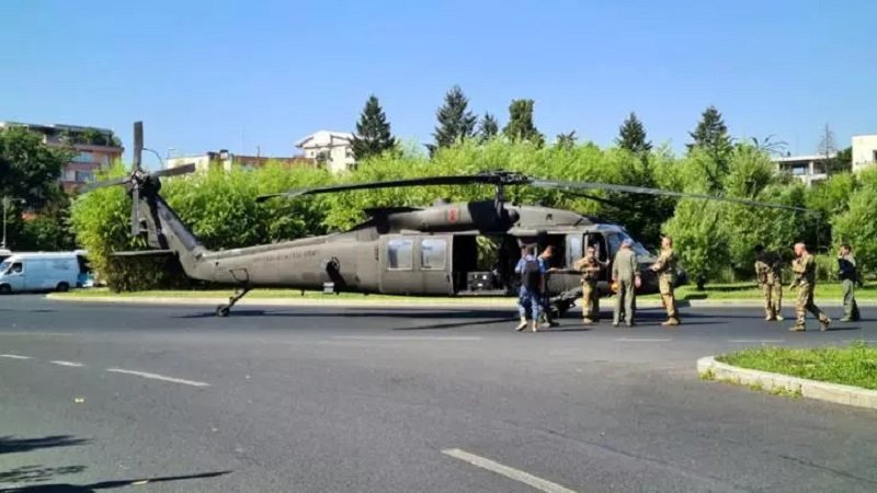 Un elicopter militar american a aterizat forțat pe un bulevard aglomerat din București - mașini avariate, stâlpi doborâți