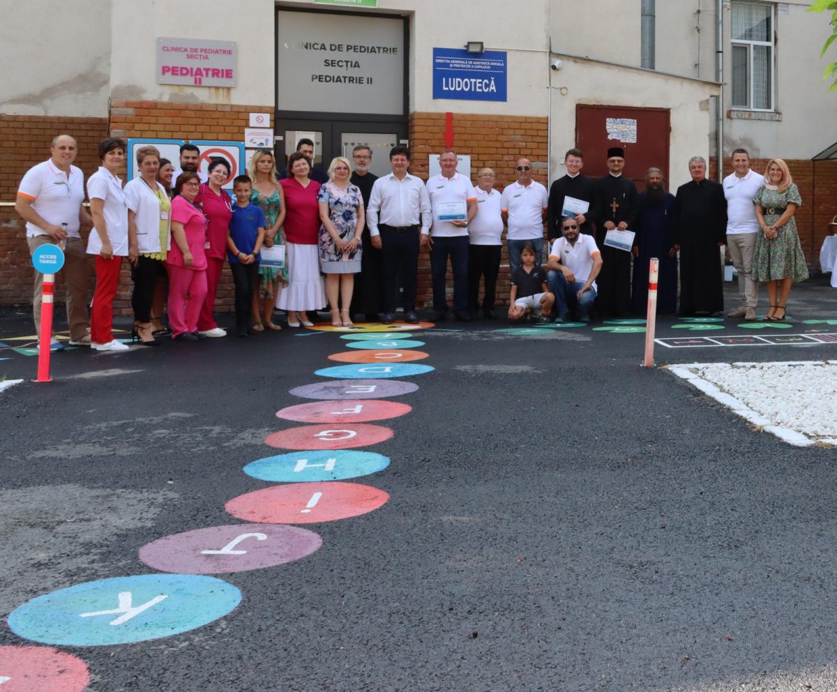 Secția de Pediatrie II are un loc de joacă nou și o zonă verde realizate din donații