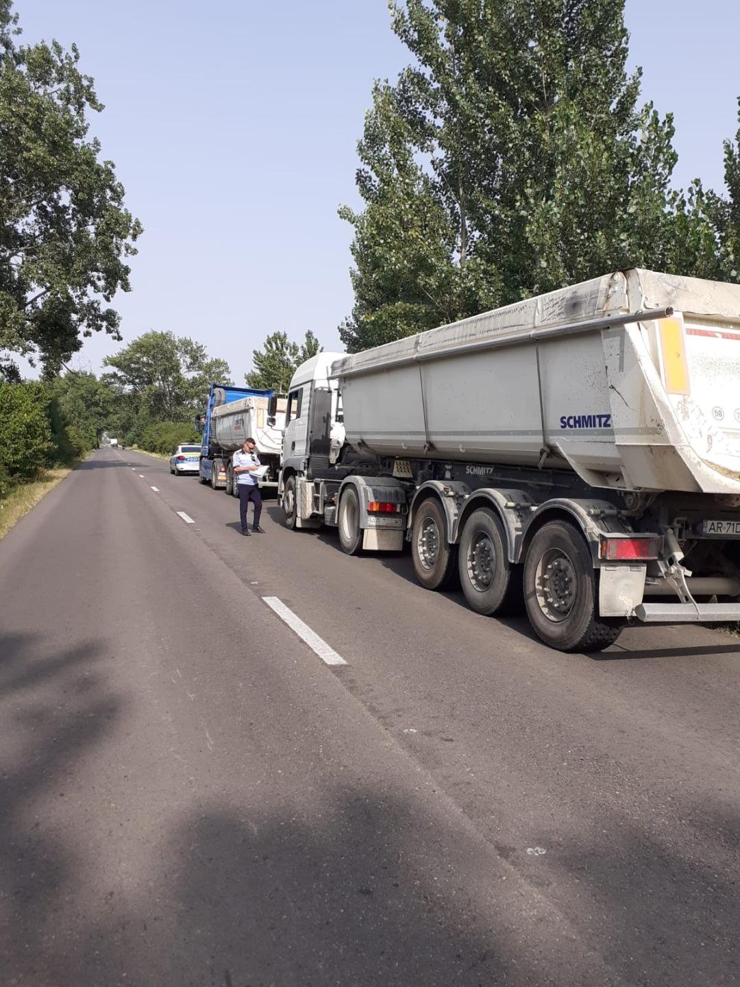 Polițiștii au verificat transportatorii de marfă (FOTO)