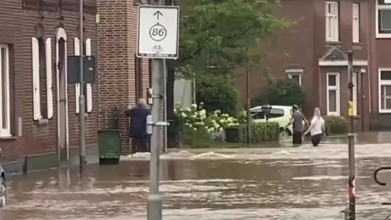 VIDEO Dezastru în Europa: Zeci de MORȚI și peste 1.000 de DISPĂRUȚI după inundațiile masive - mașini luate de ape, case distruse