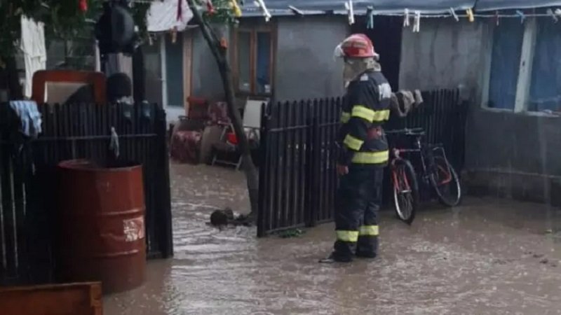 Cod PORTOCALIU și GALBEN de inundații în județul Arad până sâmbătă. Harta zonelor afectate