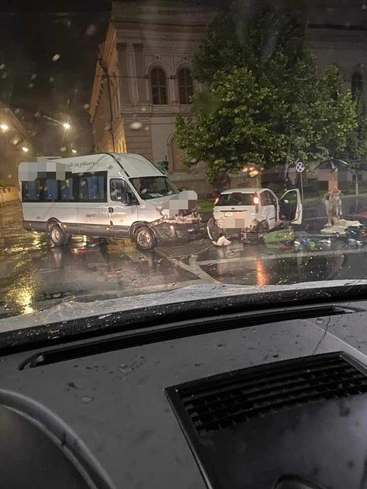 Coliziune între un autoturism și un microbuz, pe Dragalina (FOTO)