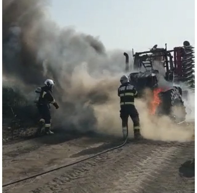 Un tractor a luat foc la Iratoșu