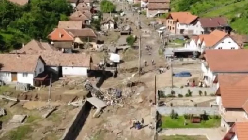 Noi imagini cu prăpădul provocat de inundații, în jud. Alba: peste 200 de refugiați se adăpostesc la căminul cultural