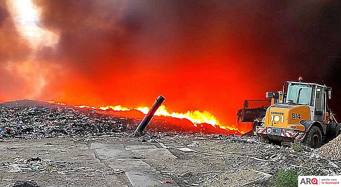 Incendiu spectaculos la groapa de gunoi a Aradului