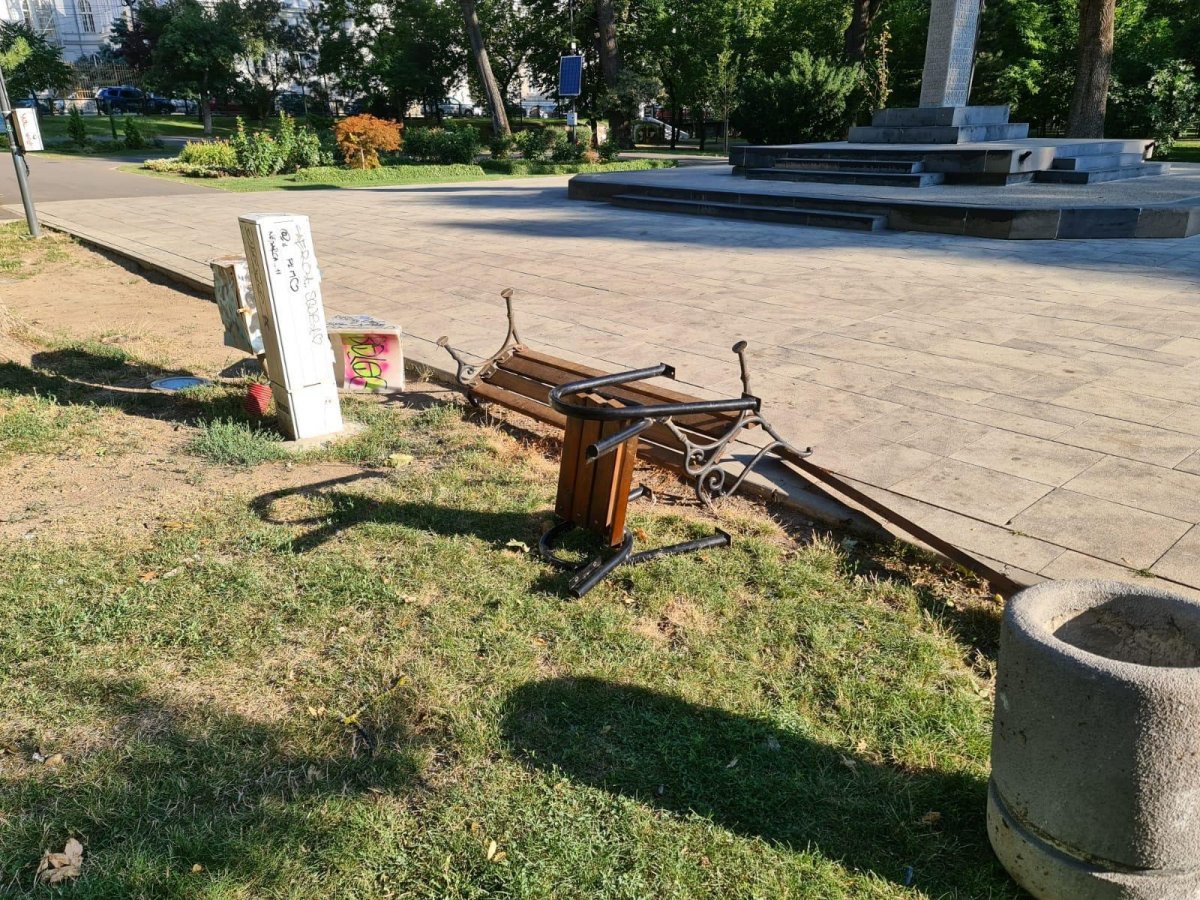 Parcul Mihai Eminescu a fost vandalizat