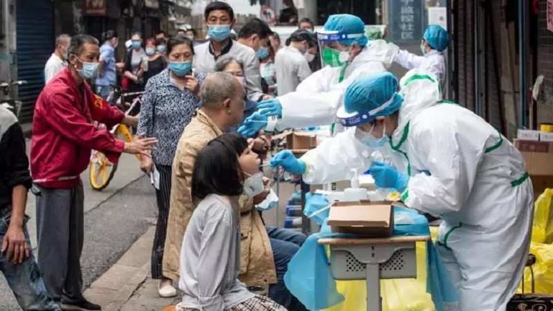 China este în alertă! Toți locuitorii din orașul Wuhan vor fi testați împotriva Covid