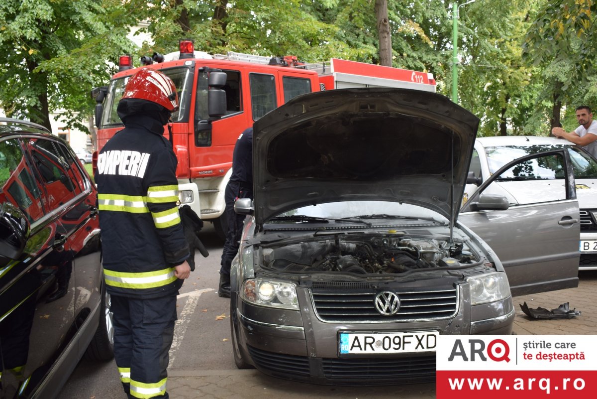Un VW a luat foc în parcarea de vis-a-vis de Ziridava