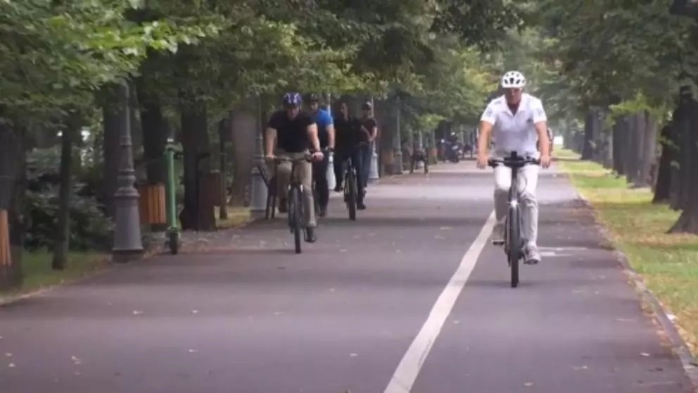 Klaus Iohannis a venit cu bicicleta la birou: Președintele a mers jumătate de oră de la Vila Lac, la Cotroceni VIDEO