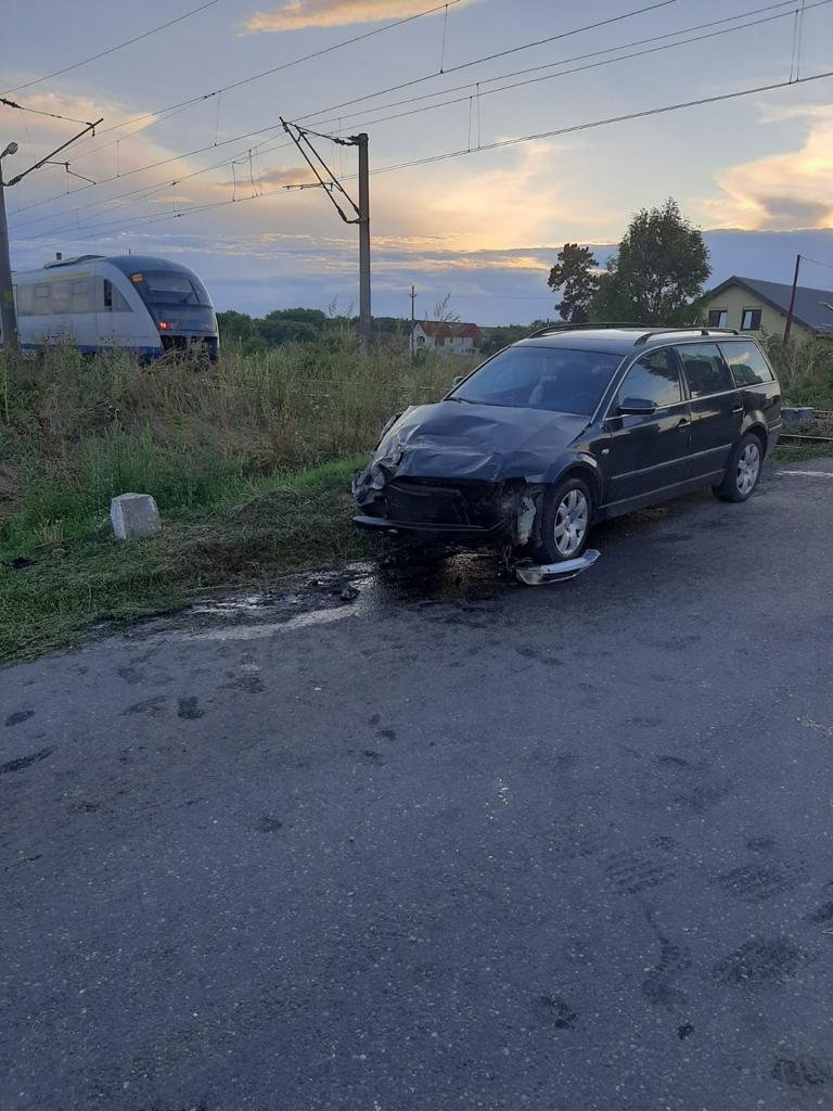 Autoturism lovit de tren la Vinga (FOTO/VIDEO)