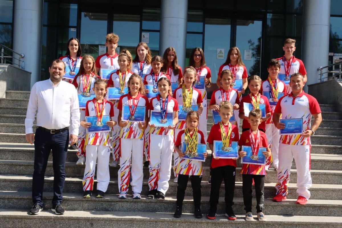 Campionii naționali ai Clubului Sportiv „Tiger Club Karate” Arad au fost premiați astăzi, la Consiliul Județean Arad