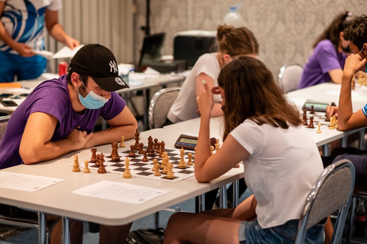 Ultimele mutări la Festivalul de șah de la Hotel Continental Arad. Derbyul primlor doi clasați are loc chiar în ultima rundă! Inedit: Telefonul i-a adus înfrângerea 