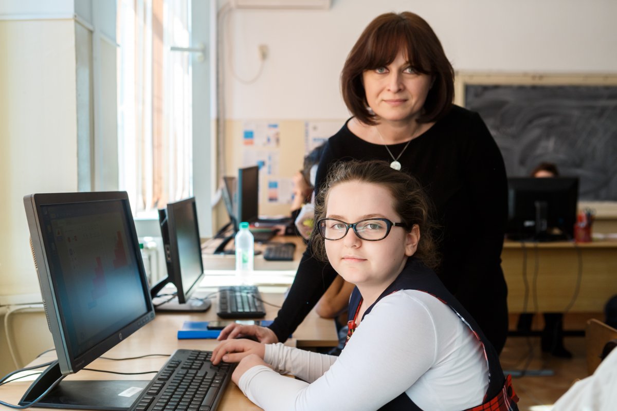 Școala Gimnazială „Virgil Iovănaș” din Șofronea a primit 10 calculatoare prin proiectul „Dăm un Byte de Ajutor”