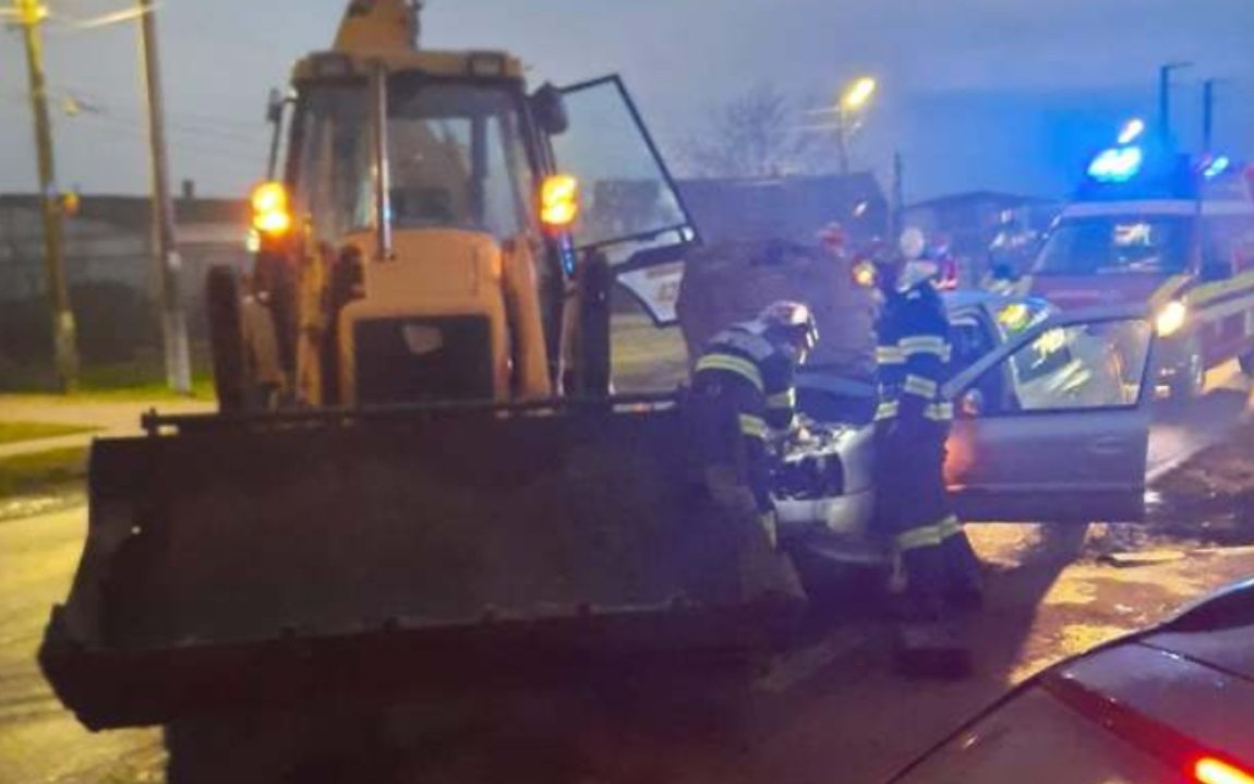 Impact între un autoturism și un buldoexcavator. Trei persoane au fost rănite