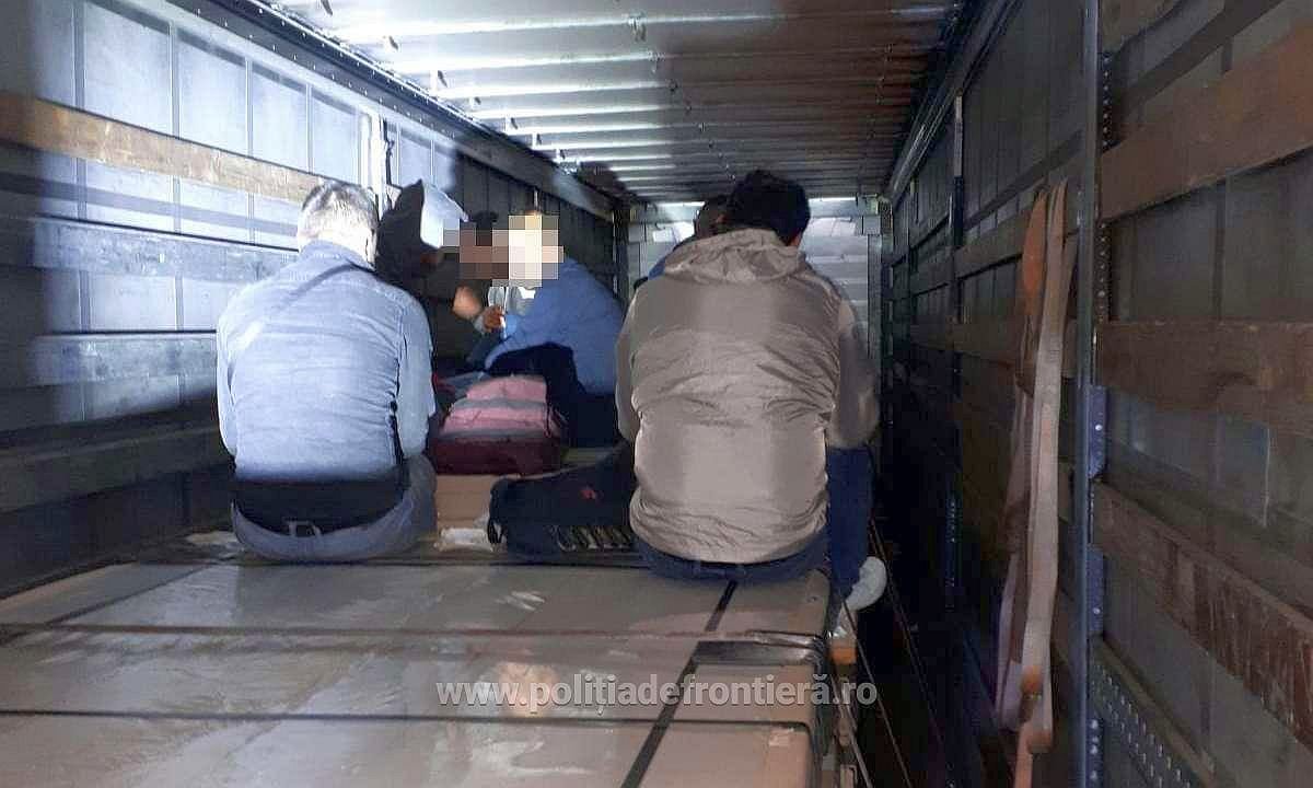 Doisprezece migranți din Afganistan și Bangladesh găsiți în compartimentele pentru marfă ale două TIR-uri