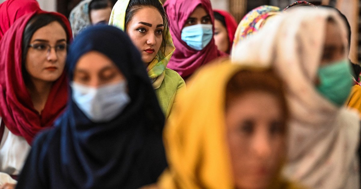 Omorâte cu pietre, biciuite în public, cu degetele tăiate. Lista celor 29 de reguli care le îngrozesc pe femeile afgane