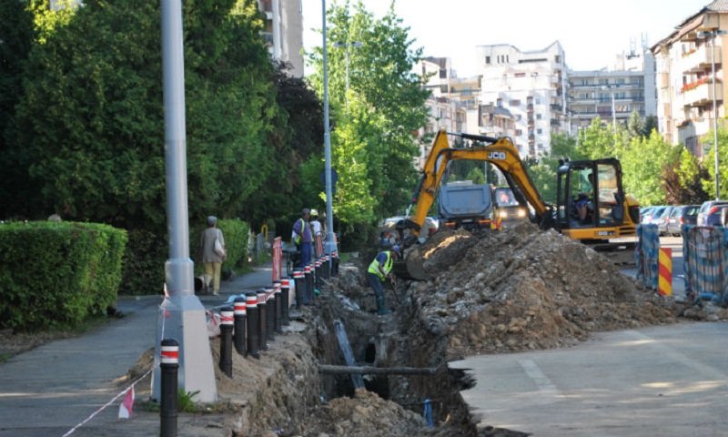 Continuă lucrările la reţeaua de apă potabilă de pe Calea Iuliu Maniu