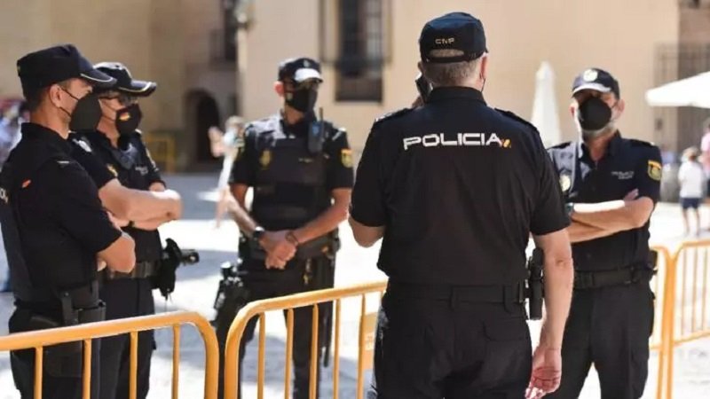 Români prinși la furat parfumuri şi haine din magazine de lux din Spania. METODA care i-a șocat pe polițiști