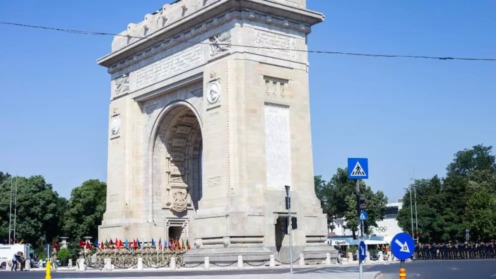 Ceremonie militară, la Arcul de Triumf. Armata Română încheie misiunea din Afganistan - Iohannis, prezent la defilare - VIDEO