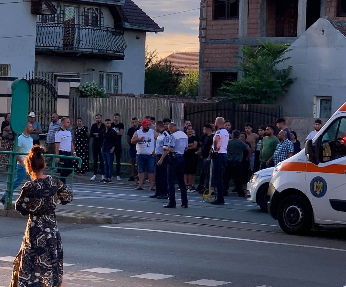 Accident pe strada Conduraşilor: o femeie şi doi copii au fost loviţi pe trecerea de pietoni