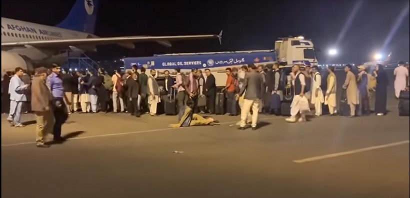 Drama familiilor separate în haosul din aeroportul din Kabul: „Mama, tatăl şi copiii au ajuns fiecare în altă ţară”