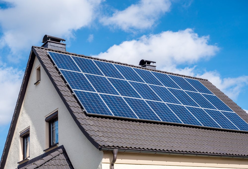 Soluția completă E.ON cu panouri fotovoltaice pentru clienții casnici, disponibilă în 10 județe din țară