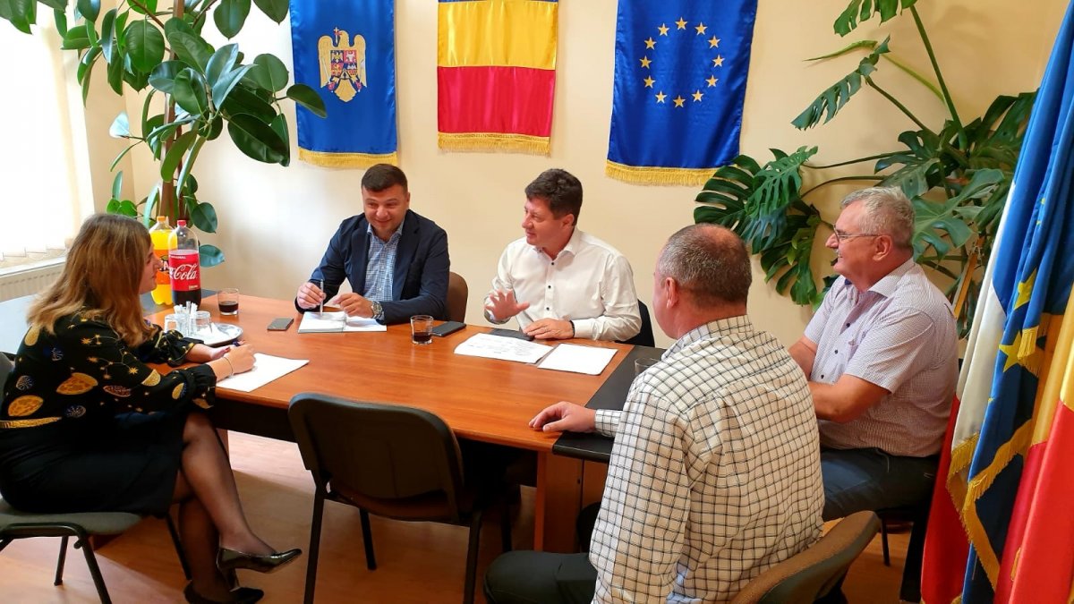 Întâlnire la Bocsig: Iustin Cionca, preşedintele CJA, şi deputatul Sergiu Bîlcea au discutat cu primarul despre proiectele comunei