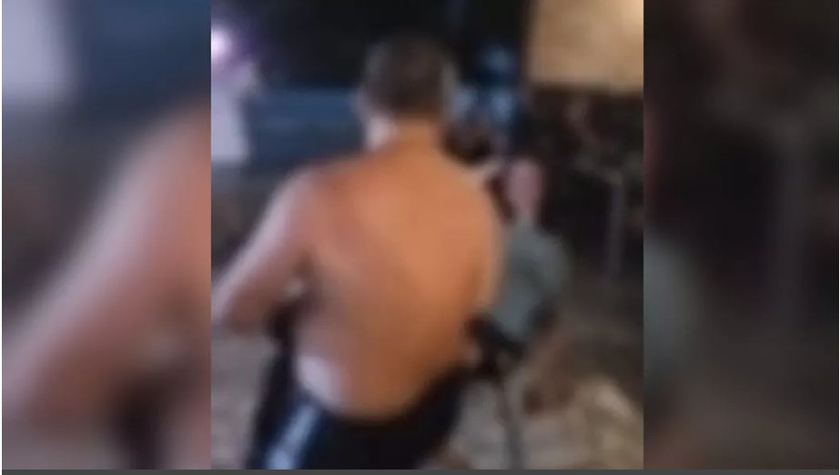 Asta da EDUCAŢIE: profesor filmat la mare când făcea streaptease în faţa unei... eleve; ce riscă să păţească (VIDEO)