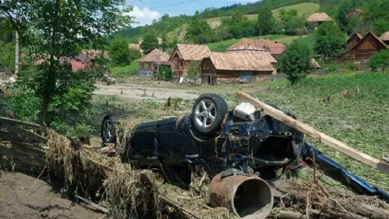 Inundațiile au făcut prăpăd în țară. Mai mulți oameni au rămas fără case, iar localități întregi din județul Alba au fost măturate de ape