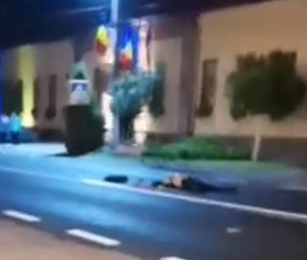 Imagini VIDEO cu ultimele momente trăite de pietonul lovit de mașină la Bocsig. Șoferul a fost ARESTAT 