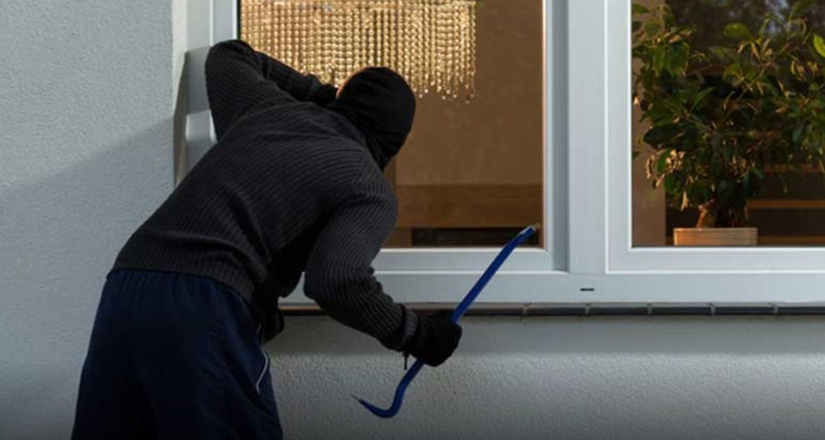 Surprins de polițiști în podul unei case încercând să fure mai multe bunuri