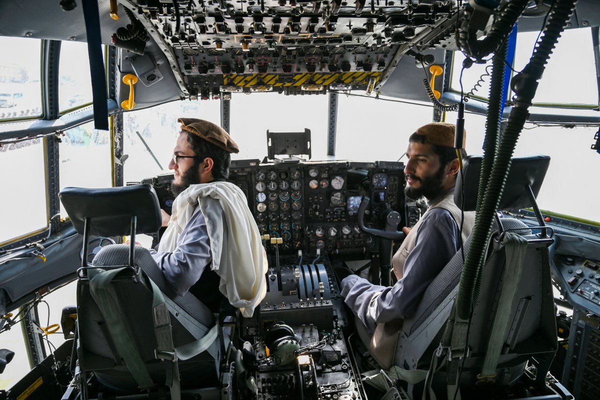 Nici n-a decolat bine ultimul avion american, că talibanii au năvălit pe aeroport. S-au rugat și au făcut poze în avioanele de pe pistă
