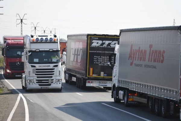 Protest al transportatorilor de marfă pe șoselele de centură din Arad și Oradea