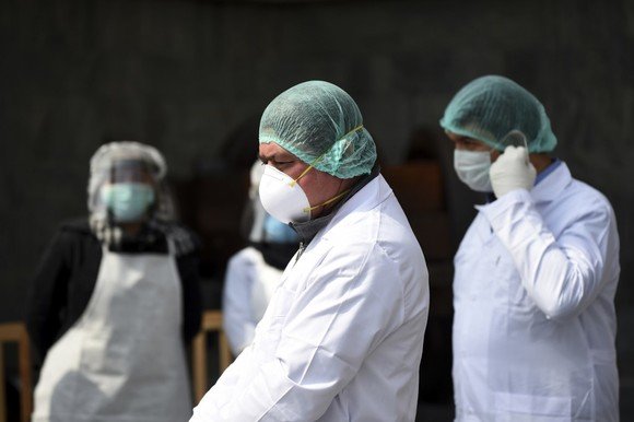 53 (cincizeci și trei !!!) de îmbolnăviri la Arad, din 2.079 de cazuri noi de persoane infectate cu SARS – CoV – 2 (COVID – 19) în întreaga țară