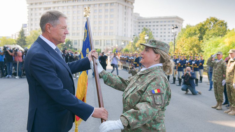 Klaus Iohannis a înmânat Drapelul de luptă Spitalului Militar și a făcut apel ca unitățile sanitare să acționeze prompt în valul 4