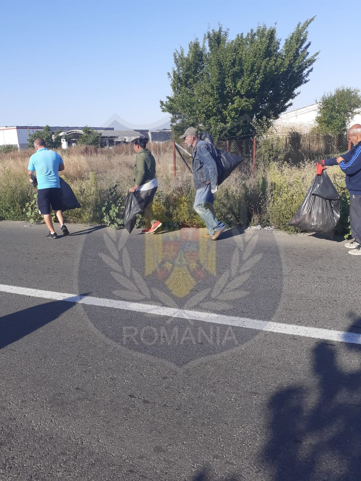 Mai mulţi asistaţi social şi persoane condamnate penal au salubrizat diverse zone din municipiu (FOTO)