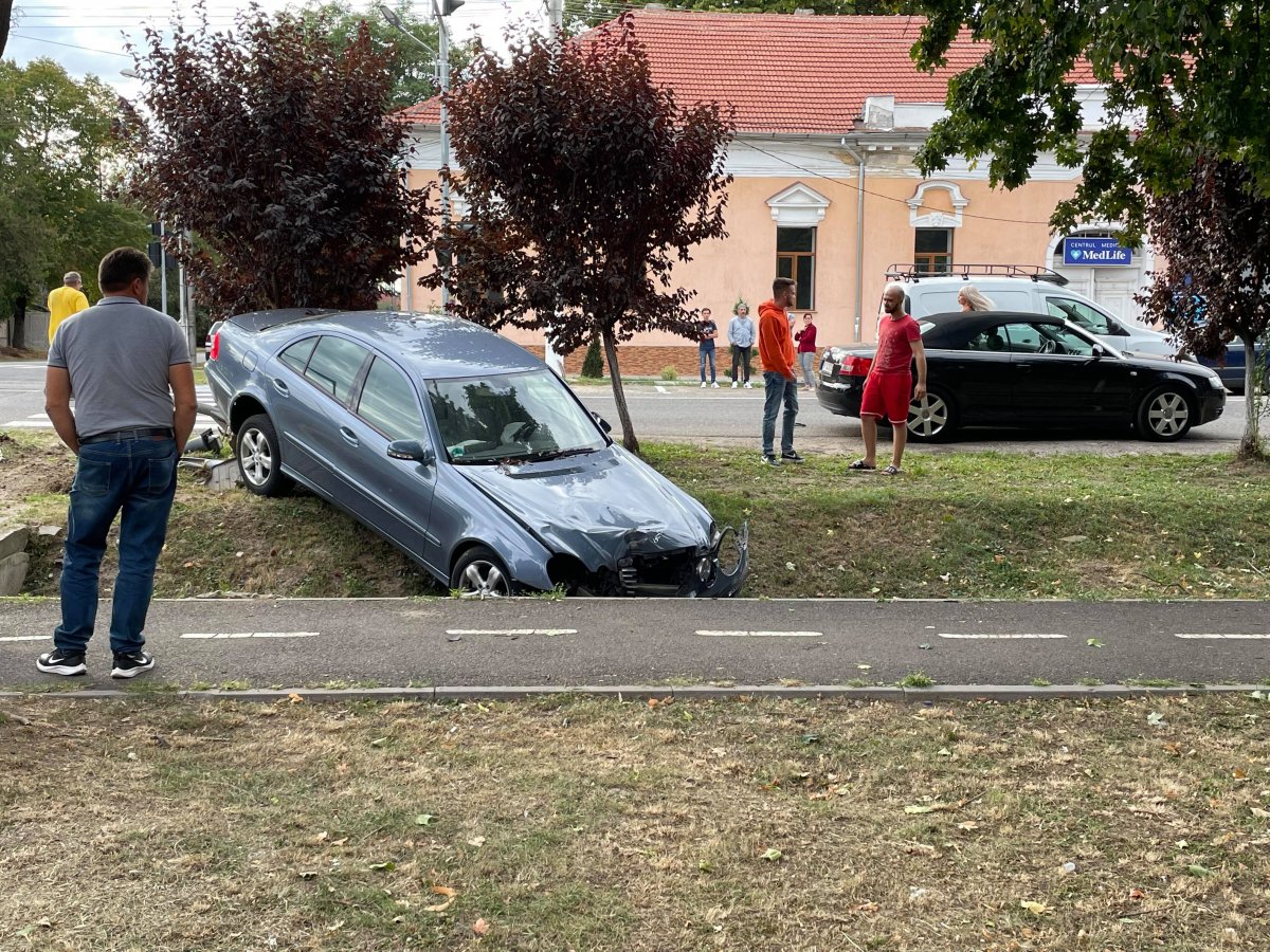 Accident la Pâncota. A ajuns cu mașina în șanț, dar nu înainte de a pune la pământ un semafor (FOTO)