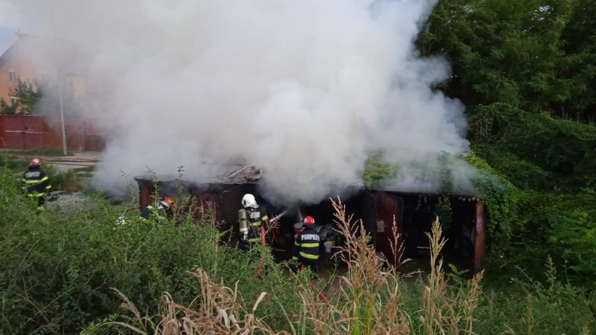 Șase garaje au luat foc pe str. Predeal