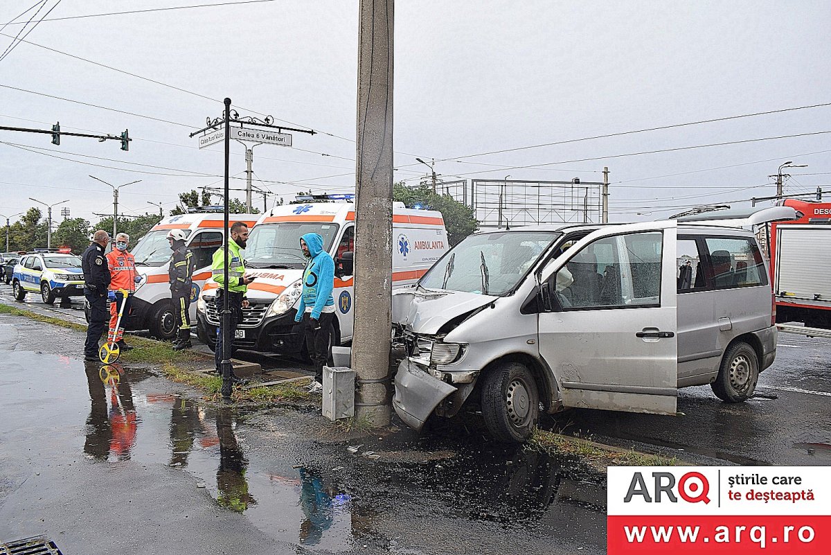 Accident cu microbuz și trei persoane rănite la intersecția de la Atrium Mall