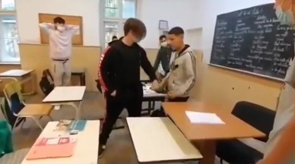 Elev bătut crunt în școală la Lipova. Polițiștii au deschis dosar penal / UPDATE: Imagini video cu bătaia administrată de cei trei elevi