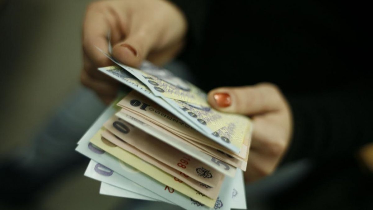 Lovitură pentru românii cu credite bancare. Cu cât vor creşte ratele lunare