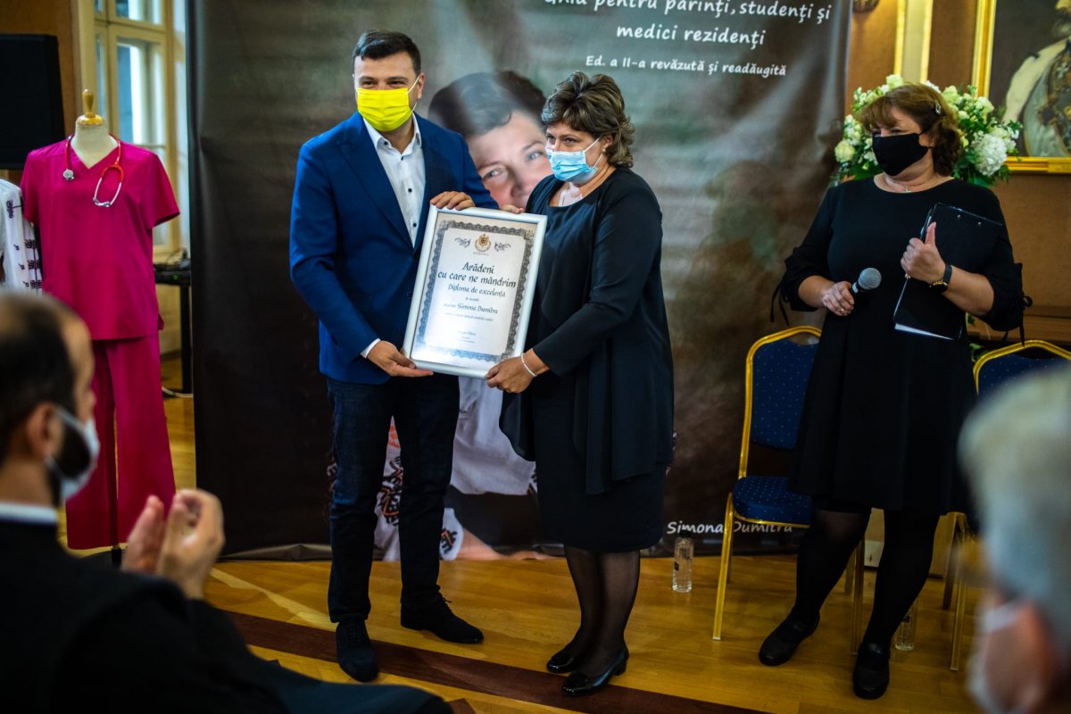 Diploma „Arădeni cu care ne mândrim” pentru doctorul Simona Dumitra
