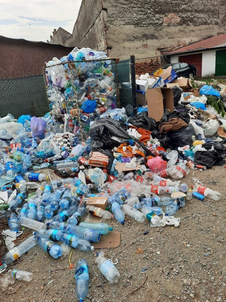 Amendă de 100.000 de lei pentru firma care colectează deşeurile în zona Lipova