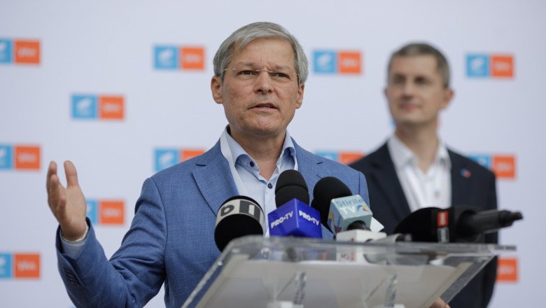 Cioloș câștigă în fața lui Barna primul vot pentru șefia USR PLUS. Va fi organizat însă turul al doilea